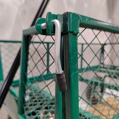 Бесплатная обработка материала с помощью садовой сетки и одной ручки